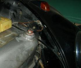 hier der rücklauf in den tank.<br />der tank ist so ein 55 liter fass aus brasilien oder sowas.<br />war in neu schon undicht und ich musste das ding gleich schweissen.<br />nachdem es keinen passenden tankdeckel gab ich ich das loch l verschweisst und die rücklaufleitung reingetüdelt.<br />der einfüllstutzen ist nun auf der anderen seite und war vom alten tank.